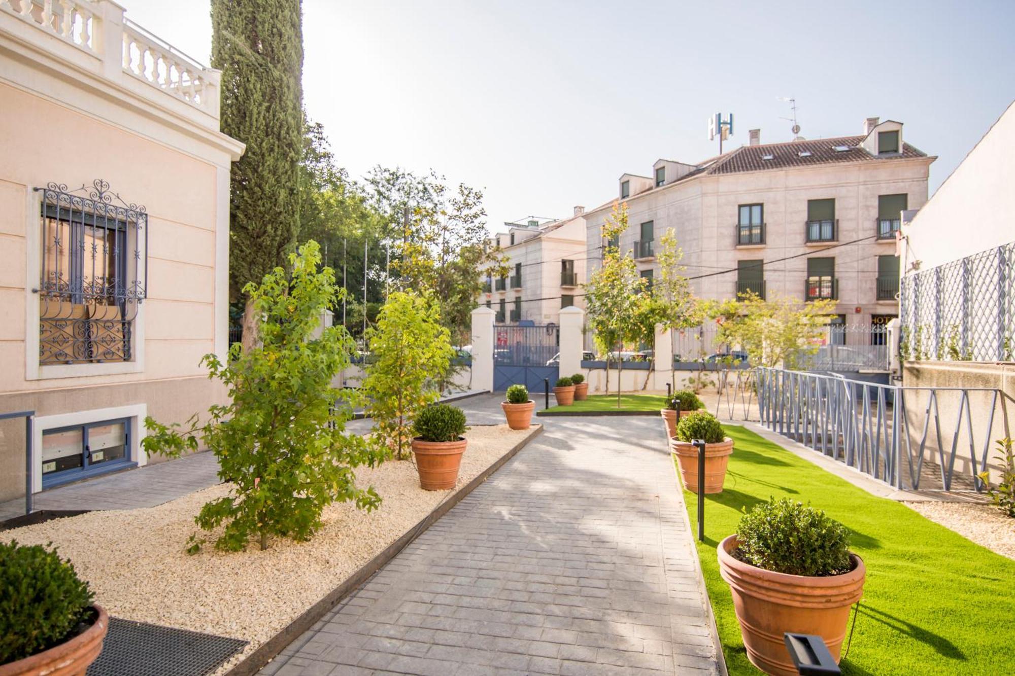 Apartamentos Plaza De Santiago - Estudios Turisticos - 1 Llave Pinto Eksteriør bilde