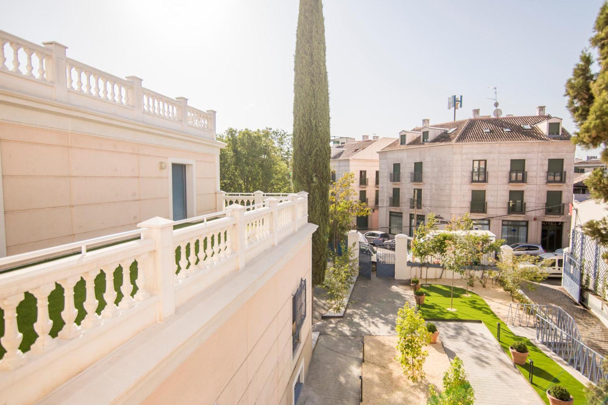Apartamentos Plaza De Santiago - Estudios Turisticos - 1 Llave Pinto Eksteriør bilde