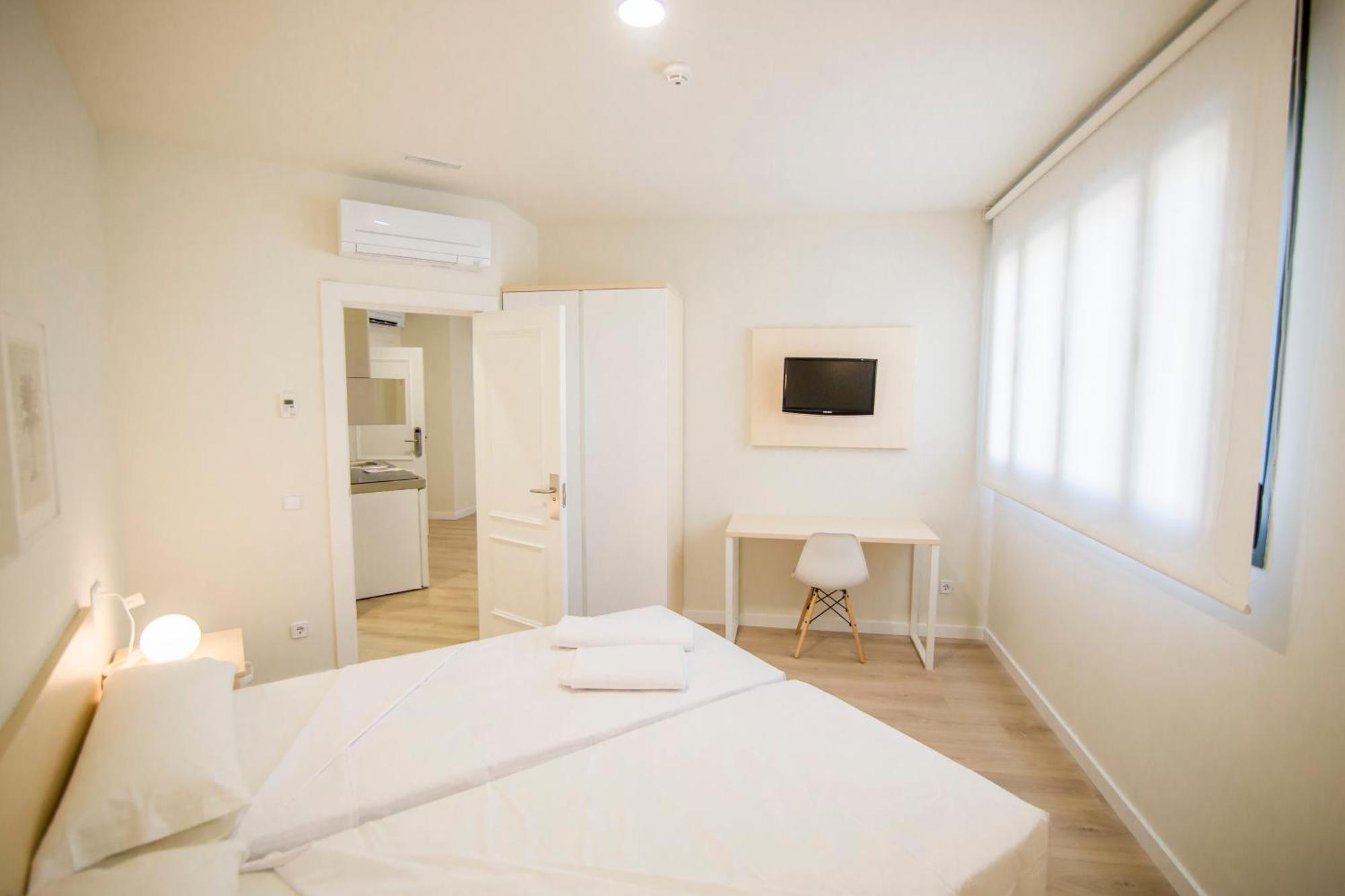 Apartamentos Plaza De Santiago - Estudios Turisticos - 1 Llave Pinto Eksteriør bilde