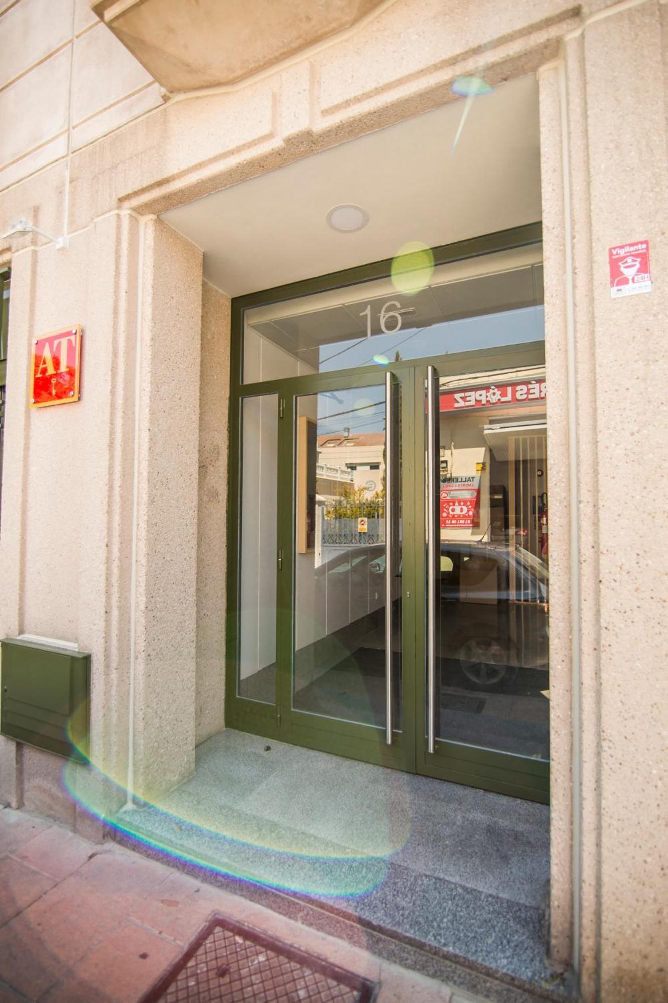 Apartamentos Plaza De Santiago - Estudios Turisticos - 1 Llave Pinto Eksteriør bilde